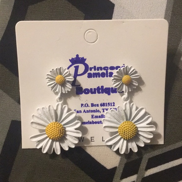 Daisy White and Yellow Earrings - Picture 2 of 3